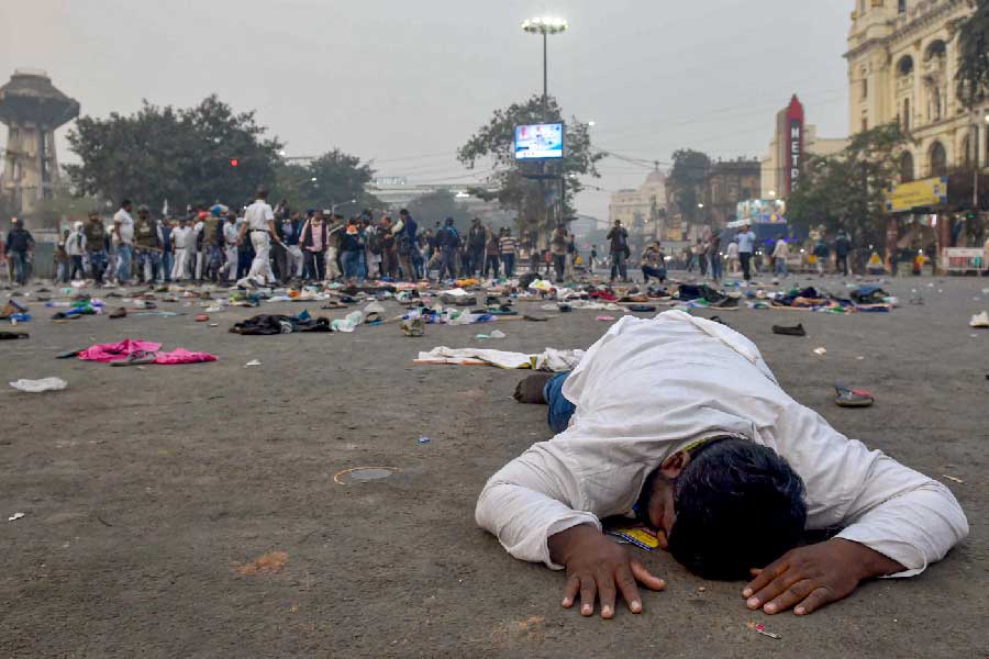 ‘জোর করে ব্যস্ত রাস্তায় বসে পুলিশকেই মারধর করেছেন ওরা’! ধর্মতলার ঘটনায় দাবি সিপি-র