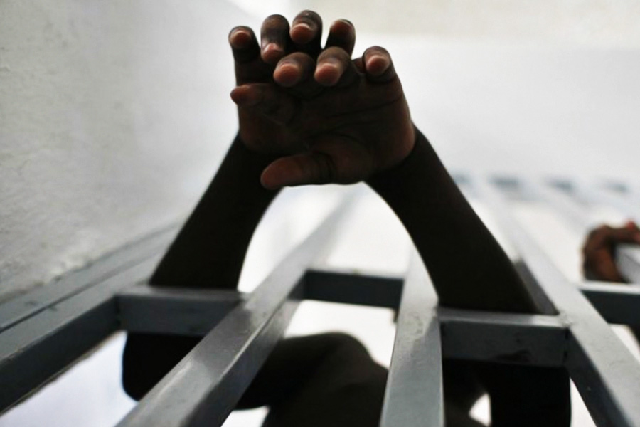 দুই সহবন্দিকে খুনের পর জেলের রক্ষীদের রবার্ট বলেছিলেন, ‘‘এ বার রোল কলের সময় দু’জন কম থাকবেন।’’ ওই দিন থেকে টানা ৪৫ বছর তিনি নিভৃত কুঠুরিতে কাটিয়েছিলেন।