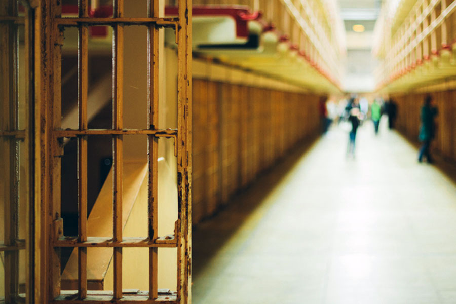 নাপিত রবার্টের চুল কাটতে চাইতেন না। জেলের রক্ষীরা ভয়ে তাঁর কাছে যেতে চাইতেন না। তাঁরা সবাই কারা কর্তৃপক্ষের উপর চাপ দিতেন। সেই চাপে পড়েই রবার্টের জন্য নিভৃত কুঠুরি তৈরি করেন কর্তৃপক্ষ।