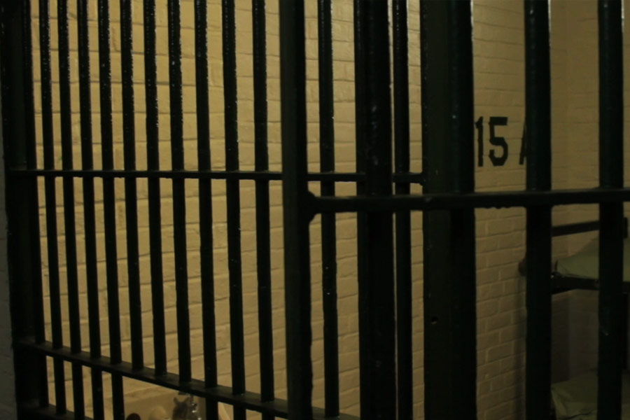 ১৯৮৩ সালে ১৮ ফুট বাই ১৫ ফুটের একটি কাচের কুঠুরি তৈরি করেন ওয়েকফিল্ড জেল কর্তৃপক্ষ। সেই কুঠুরির জানলাগুলি ছিল বুলেটপ্রুফ। একটা মাত্র ইস্পাতের দরজা ছিল সেখানে।