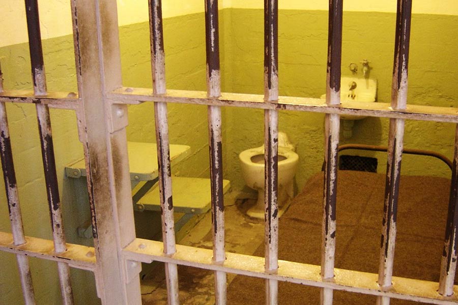 কুঠুরির ভিতর ছিল সিমেন্ট বাঁধানো বিছানা। কাডবোর্ডের তৈরি একটি চেয়ার, একটি বেসিন আর একটি সিঙ্ক। সেখানেই টানা ৪৫ বছর কেটেছিল রবার্টের।