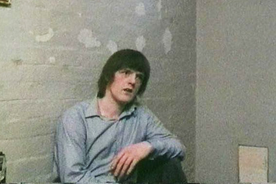 বিচারকের নির্দেশে সেই কুঠুরিতে দিনে ২৩ ঘণ্টা কাটাতেন রবার্ট। এক ঘণ্টা শুধু বাইরে আলো-হাওয়ার থাকার অনুমতি ছিল। রবার্ট নিজের অবস্থা বর্ণনা করে বলেন, ‘‘জীবন্ত কফিনে রাখা হয়েছে আমায়।’’