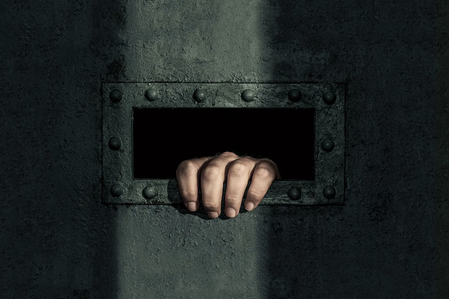 বার বার সাধারণ জেলে থাকার আবেদন জানিয়েছিলেন রবার্ট। অন্তত বড়দিনটা তাঁকে বাকি বন্দিদের সঙ্গে কাটাতে দেওয়া হোক, সে আবেদনও করেছিলেন। ২০২১ সালে শেষ বার তিনি মামলায় হেরে যান। বিচারক নির্দেশ দেন, আমৃত্যু তাঁকে ওই কুঠুরিতেই থাকতে হবে।