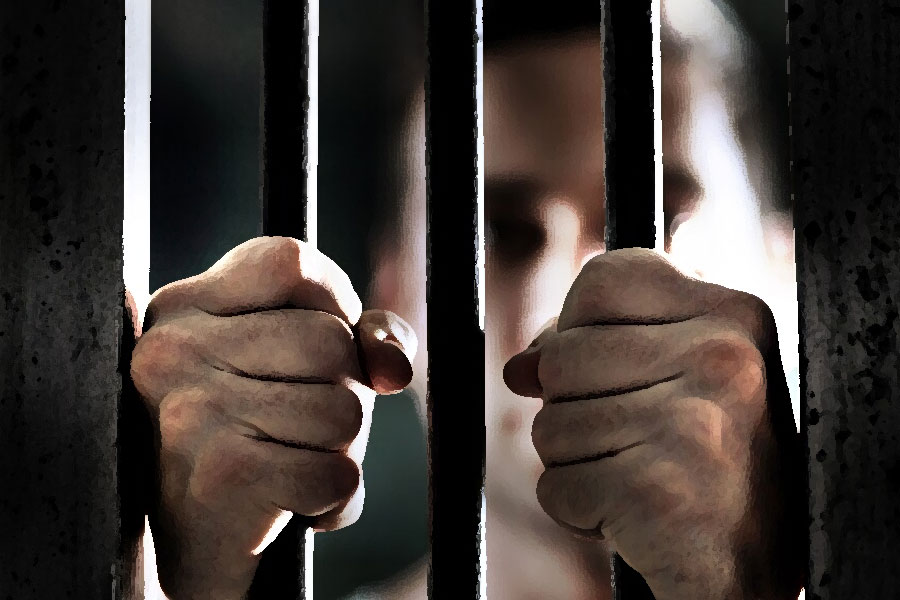 রবার্টের আগে সব থেকে বেশি বছর জেলে নিভৃত কুঠুরিতে ছিলেন আমেরিকার অ্যালবার্ট উডফক্স। ৪৩ বছর নিভৃত কুঠুরিতে থাকার পর ২০১৬ সালে মুক্তি পান তিনি। তাঁকেও ছাপিয়ে গিয়েছেন রবার্ট। ৪৫ বছর কাচের কুঠুরিতে কাটাতে হবে তাঁকে।