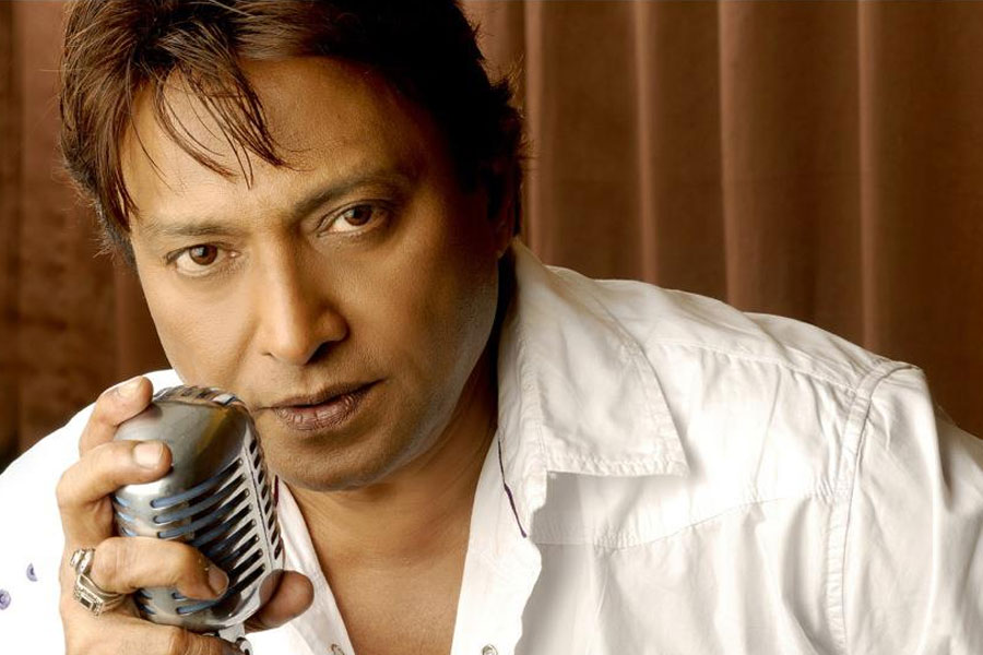 ১৯৫৪ সালে ২৬ অক্টোবর গুজরাতের বরোদাতে জন্ম শব্বিরের। তিনি যে এলাকায় থাকতেন সেখানে মোট ৯টি বাড়ি ছিল। কোনও বাড়িতে বিদ্যুৎ সংযোগ ছিল না। শব্বিরের বাবা-মা চাইতেন তাঁদের ছেলে সরকারি চাকরি করুক। বোর্ডিংয়ে রেখে তাঁরা বড় করেছিলেন শব্বিরকে।   