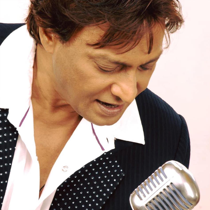 কিন্তু শব্বিরের মন সঙ্গীতসাধনার দিকেই পড়েছিল। ছোটবেলায় মায়ের মুখে প্রথম গান শোনা। তার পর থেকে মায়ের সঙ্গে গুনগুন করতেন তিনি। এক সাক্ষাৎকারে শব্বির তাঁর ছেলেবেলার অভিজ্ঞতা ভাগ করে বলেন, ‘‘আমাদের প্রতিবেশীর বাড়িতে একটা রেডিয়ো ছিল। ওঁরা রেডিয়ো বাজালে আমি গান শোনার জন্য ওঁদের বাড়ির দেওয়ালে কান পেতে রাখতাম। এ ভাবে গানের প্রতি আরও আগ্রহ জন্মায় আমার।’’