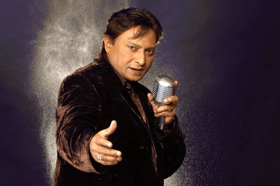 শব্বিরের পাড়ার লোকেরা তাঁকে বাড়ি থেকে ডেকে নিয়ে গিয়ে তাঁর গান শুনতেন। কিন্তু গানের প্রতি ঝোঁক যেন পড়াশোনা থেকে মন সরিয়ে না দেয়, তাই তাঁকে দূরে পাঠিয়ে দেওয়া হয়েছিল। তবে, তাতে কোনও লাভ হয়নি।