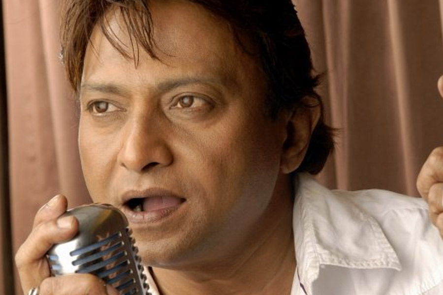 ১৪ বছর বয়সে বোর্ডিং স্কুলে পড়াশোনা শুরু করলেও শহরের চাকচিক্য দেখে পড়াশোনা থেকে শব্বিরের মন সরে যায়। বন্ধুদের সঙ্গে কোনও অনুষ্ঠানে গেলে সেখানে গান করতেন তিনি। তাঁর বন্ধুরাই তাঁকে প্রথম বলেন যে, শব্বিরের গলার আওয়াজ হুবহু মহম্মদ রফির মতো। গান নিয়েই কেরিয়ার গড়া উচিত শব্বিরের।