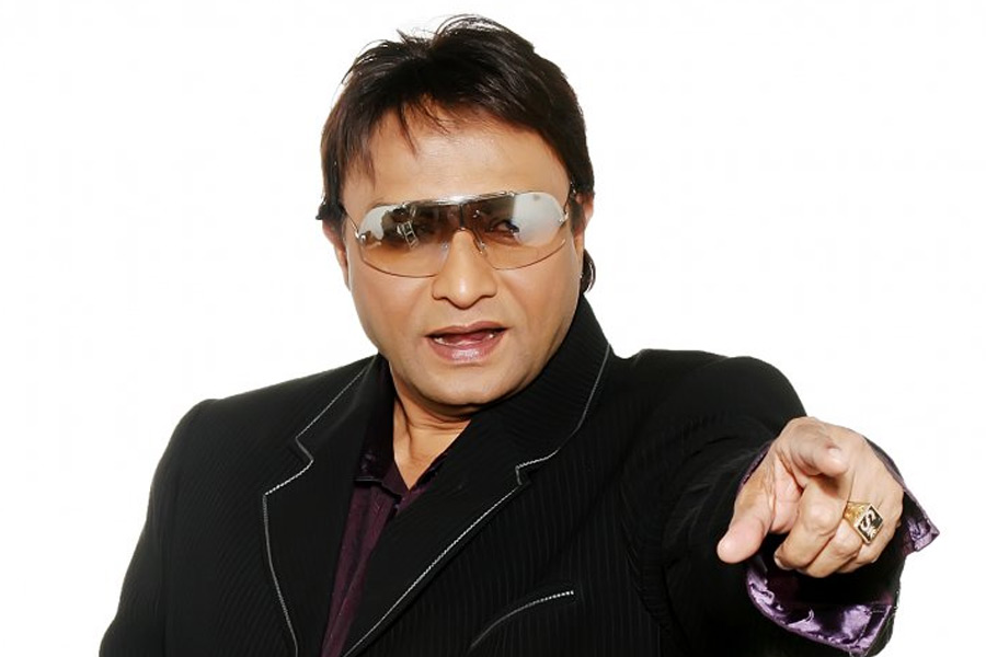 বন্ধুদের উৎসাহেই মাইকের সামনে প্রথম গান গেয়েছিলেন শব্বির। ১৯৬৫ সালে তাঁকে একটি বিখ্যাত অর্কেস্ট্রা দলের সঙ্গে যুক্ত হওয়ার পরামর্শ দেন শব্বিরের বন্ধুরা। কিন্তু ওই অর্কেস্ট্রা দল তাঁকে বাতিল করে দেয়।