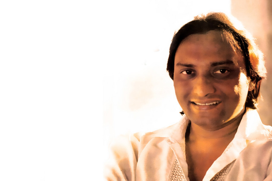 পরে শব্বির একটি সঙ্গীত প্রতিযোগিতায় অংশগ্রহণ করেন। সেখানে প্রশংসা কুড়ানোর পর সেই অর্কেস্ট্রা দলেরই নজরে পড়েন। তারা দলের প্রধান সঙ্গীতশিল্পী হিসাবে কাজ দেয় শব্বিরকে। তার পর বিভিন্ন জায়গায় মঞ্চে রফির গান করতেন শব্বির।