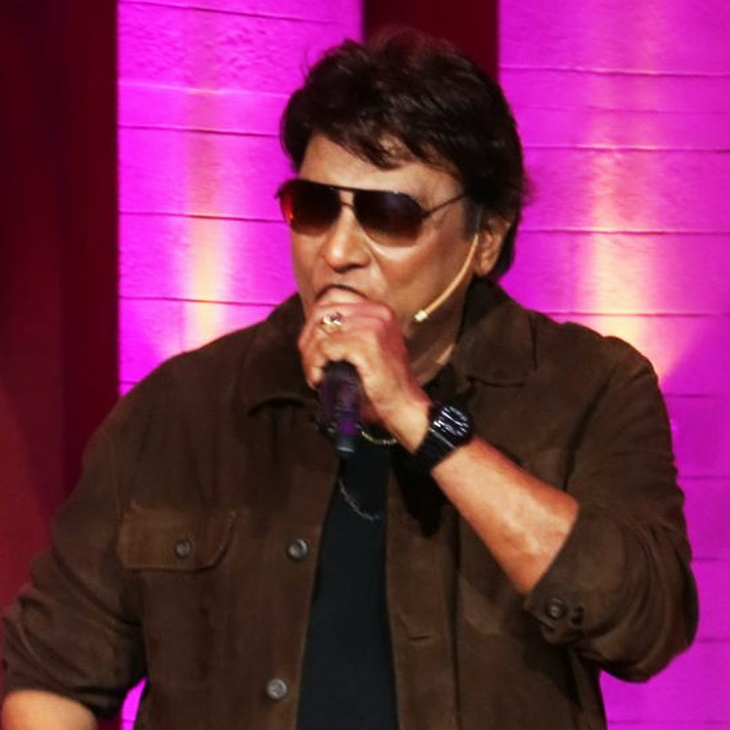 রফির গান গেয়েই জনপ্রিয় হয়ে উঠেছিলেন শব্বির। সেই সময় নিজের পদবি পরিবর্তন করে কুমার রাখেন তিনি। শব্বির প্রমাণ করতে চাইতেন, কোনও শিল্পীর পরিচয় তাঁর কণ্ঠের মাধ্যমেই হয়। তাঁর জাতি পরিচয়ের উপর নির্ভর করে না। জাতপাত মানেন না তা প্রমাণ করতে এক ব্রাহ্মণ মহিলাকে বিয়ে করেন তিনি।