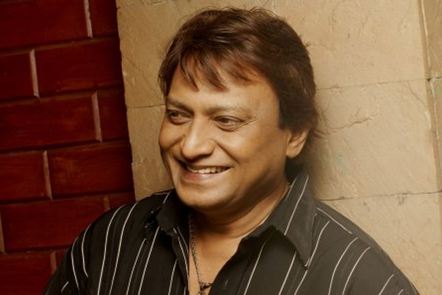 ১৯৮১ সালে ‘সর্দার’ ছবিতে অভিনেতা রাজ কিরণের কণ্ঠে গান গেয়েছিলেন শব্বির। বরোদাতেও নিয়মিত মঞ্চে গান করতেন তিনি। সেই সময় তার পরিচয় হয় সুরকার লক্ষ্মীকান্ত-প্যারেলালের সঙ্গে। মুম্বইয়ে অডিশন দেওয়ার জন্য ডাক পান শব্বির।