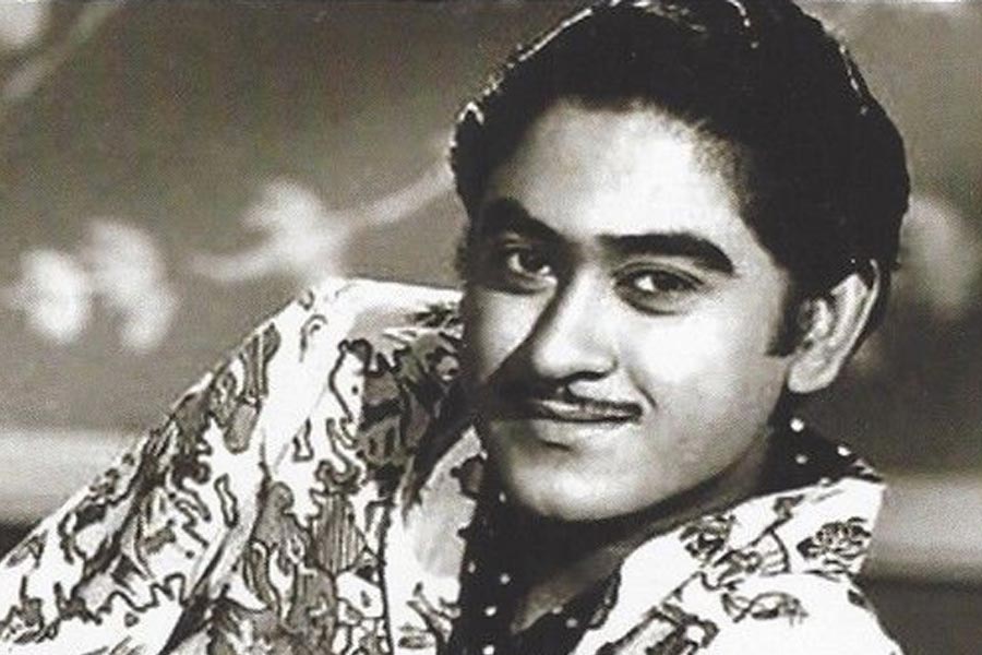 ‘কুলি’ ছবিতে শব্বিরকে গান গাওয়ার সুযোগ দিয়েছিলেন লক্ষ্মীকান্ত। সেই ছবির মূল গান গাওয়ার কথা ছিল কিশোর কুমারের। তখন কিশোর তাঁর কেরিয়ার নিয়ে ভীষণ ব্যস্ত। সহজে তাঁর কাছে তারিখ পাওয়া যেত না। তবুও ‘কুলি’ ছবির গানটি গেয়েছিলেন কিশোর।