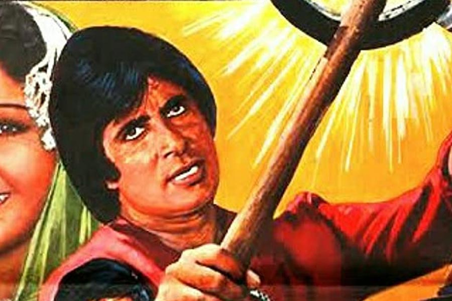 কিন্তু গানটি স্টুডিয়োতে রেকর্ড করার পর কিশোর কুমারের গলায় ক্লান্তির ছাপ পেয়েছিলেন লক্ষ্মীকান্ত। তাই কিশোরের কাছ থেকে গানের প্রস্ত‌াব যায় শব্বিরের কাছে। অমিতাভ বচ্চনের কণ্ঠে গান গেয়ে বলিউডে বিখ্যাত হয়ে ওঠেন শব্বির।