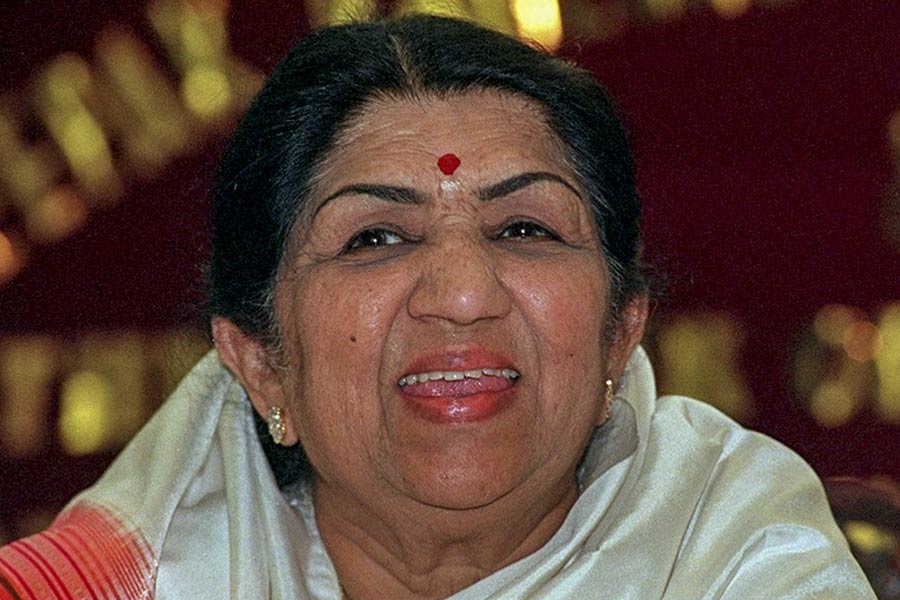 রাহুল দেব বর্মণ, চিত্রগুপ্ত, বাপ্পি লাহিড়ি, অনু মল্লিক, যতীন-ললিতের মতো সঙ্গীতজগতের নামকরা তারকাদের সঙ্গে কাজ করেছেন তিনি। ১৯৮৩ সালে লতা মঙ্গেশকরের সঙ্গেও গান গেয়েছিলেন শব্বির।