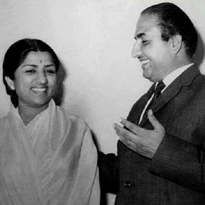 ২০১২ সালে লতা মঙ্গেশকরের সঙ্গে বিতর্কে জড়িয়ে পড়েন শব্বির। লতার মন্তব্য, তিনি মহম্মদ রফির সঙ্গে গান করতে চাননি। পরে, রফি নাকি চিঠি লিখে ক্ষমা চেয়েছিলেন লতার কাছে। তাতেই শুরু হয় বিতর্ক। শব্বির পাল্টা আক্রমণ করেছিলেন লতাকে। তিনি জানিয়েছিলেন যে, যদি এমন কোনও চিঠি লেখা হয় তা হলে তা দেখানো প্রয়োজন। মিথ্যা কথা ছড়িয়ে রফির অনুরাগীদের কষ্ট দেওয়া হচ্ছে। পাশাপাশি গায়িকা নিজের সম্মানহানিও করছেন।