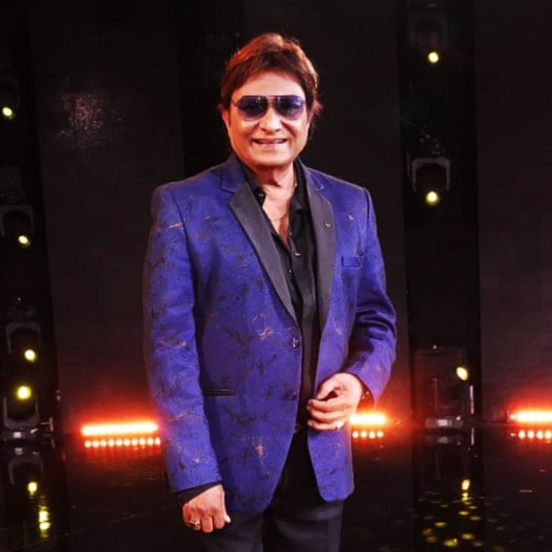 আশির দশকে শব্বির তাঁর কেরিয়ারের মধ্যগগনে থাকলেও ধীরে ধীরে তাঁর জনপ্রিয়তা কমে আসে। মহম্মদ আজিজ এবং আনওয়ার নামে দুই সঙ্গীতশিল্পী ‘রফি-কণ্ঠী’ হিসাবে প্রকাশ্যে আসেন। তখন থেকেই শব্বিরের কেরিয়ার ডুবতে শুরু করে।   