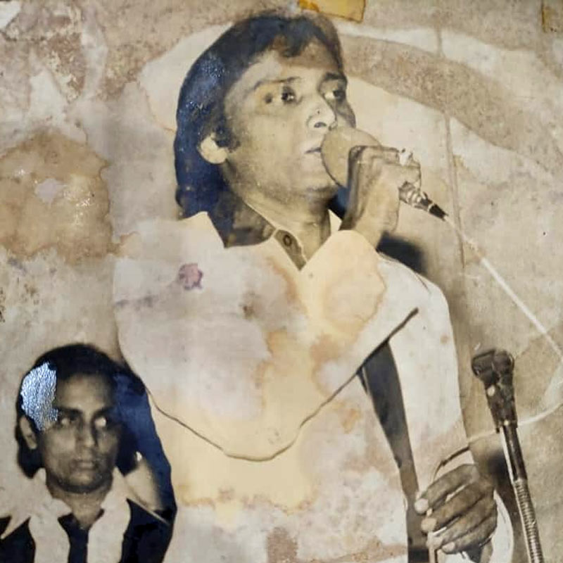 ছবিতে বিশেষ গান না গাইতে পারলেও মঞ্চে গান করে শব্বিরের উপার্জন মন্দ হত না। আমেরিকা, সংযুক্ত আরব আমিরশাহি, জার্মানি, ইউরোপ, দক্ষিণ আফ্রিকা-সহ বিভিন্ন জায়গায় গান গেয়েছেন শব্বির। তাই তাঁর কাজ পেতেও খুব একটা অসুবিধা হয়নি।