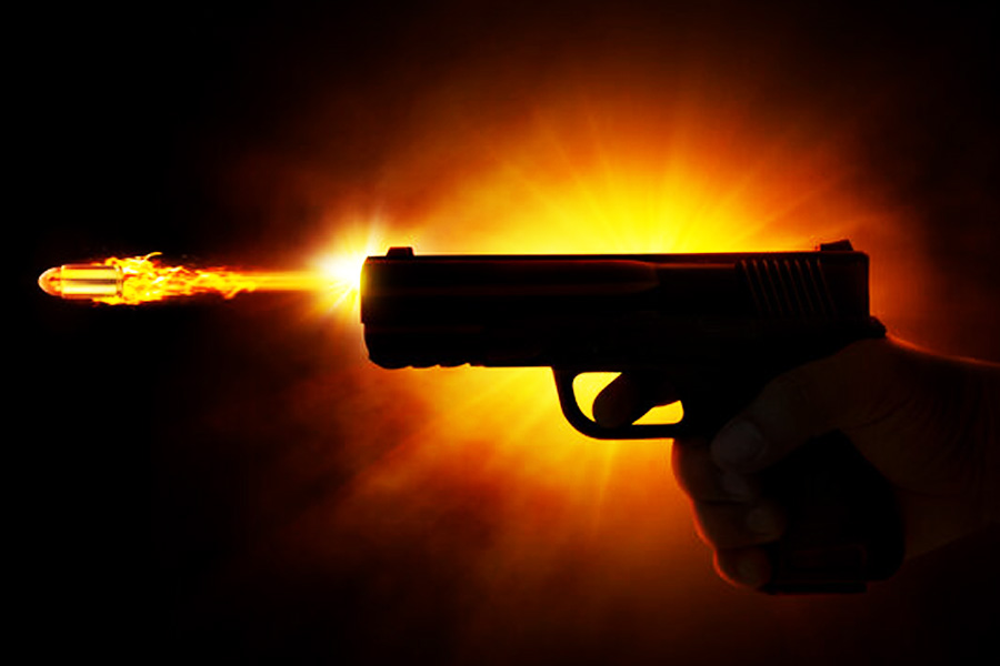 আদালতে তখন তিলধারণের জায়গা নেই। যৌন নির্যাতন করে পড়শির ৭ বছরের মেয়েকে খুন করার অভিযোগে ক্লাউস গ্রাবাউস্কির বিরুদ্ধে মামলার শুনানি সবে শুরু হয়েছে। হঠাৎই ভরা আদালতে পর পর ৮টি গুলির শব্দ। তত ক্ষণে রক্তাক্ত অবস্থায় মেঝেয় লুটিয়ে পড়েছেন মামলার অভিযুক্ত ৩৫ বছরের ক্লাউস।