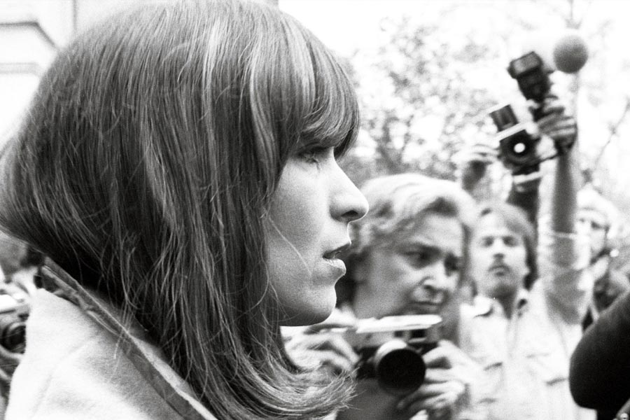 ১৯৮১ সালের ৬ মার্চ। ওই দিন ভরা আদালতে পরের পর গুলি করে ক্লাউসকে খুন করেন আনা বাখমায়ার নামে এক শিশুকন্যার মা মারিয়ান বাখমায়ার। ক্লাউসকে লক্ষ্য করে ৮টি গুলি চালালেও তাঁর পিঠে ৬টি গুলি লাগে। আদালতেই মৃত্যু হয় ক্লাউসের।