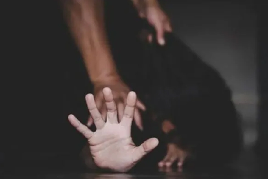 পেশায় কসাই ক্লাউস ছিলেন মারিয়ানের পড়শি। ঘটনার দিন মায়ের সঙ্গে ঝগড়াঝাঁটি হওয়ায় স্কুলে যাবে বলে বেরিয়েও স্কুল যায়নি আনা। এর পর ক্লাউসের খপ্পরে পড়ে সে। অভিযোগ, আনাকে ঘণ্টার পর ঘণ্টা নিজের ঘরে আটকে রেখে তার উপর যৌন অত্যাচার চালান ক্লাউস। এর পর তাকে শ্বাসরোধ করে খুন করেন। দিনটি ছিল ১৯৮০ সালের ৫ মে।