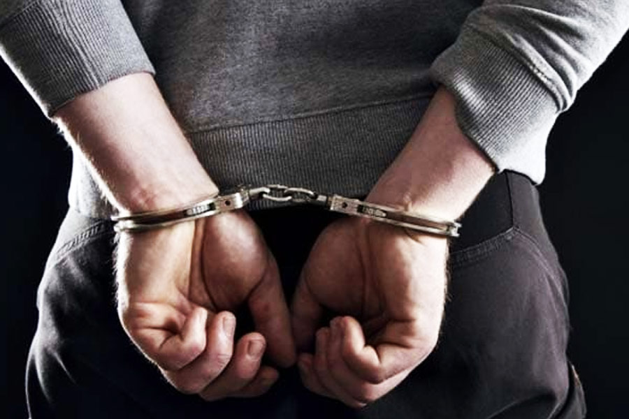 এই মামলায় তদন্তকারীদের দাবি ছিল, খুনের পর আনার ছোট্ট দেহটি বাক্সবন্দি করে একটি খালের ধারে রেখে এসেছিলেন ক্লাউস। তবে ঘটনার রাতেই ধরা পড়ে যান তিনি। ক্লাউসের বান্ধবীই পুলিশকে সতর্ক করেন, কোনও কিছু একটা গোলমাল ঘটেছে এবং তাতে জড়িত ক্লাউস। এর পর তাঁকে গ্রেফতার করে লুবেক পুলিশ।