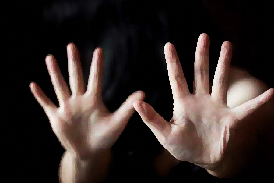 পুলিশি জেরায় আনাকে খুনের কথা স্বীকার করেছিলেন ক্লাউস। যদিও তার উপর যৌন নির্যাতনের কথা অস্বীকার করেন তিনি। উল্টে তাঁর দাবি ছিল, ৭ বছরের আনাই তাঁকে যৌন প্রলোভন দেখানোর চেষ্টা করেছিল। এমনকি, সে ব্ল্যাকমেল করে অর্থ আদায় করতে চেয়েছিল বলেও দাবি করেন ক্লাউস। অর্থ না দিলে মায়ের কাছে যৌন নির্যাতনের অভিযোগ করবে বলে ক্লাউসকে হুমকিও দেয় সে। 