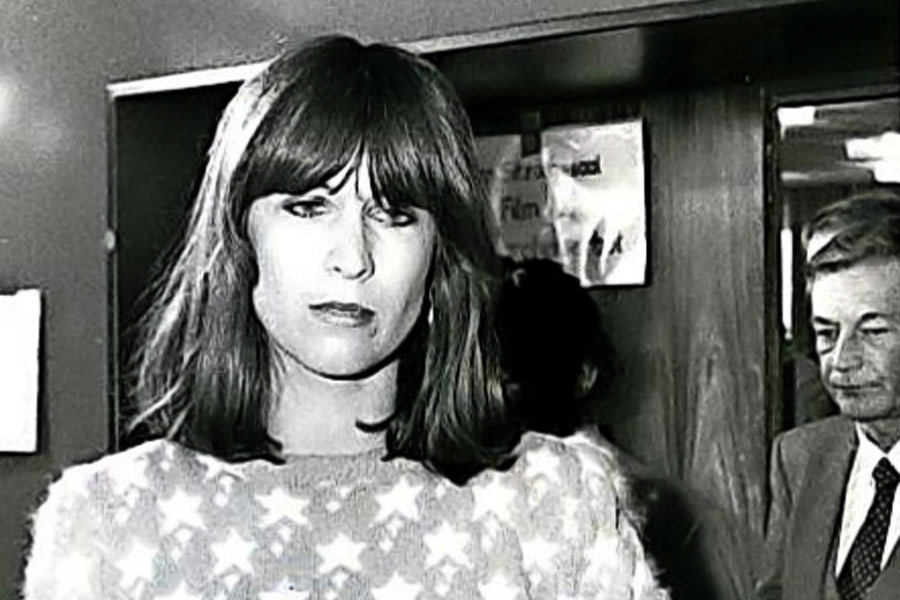 প্রত্যক্ষদর্শীদের দাবি, ওই দিন আনাকে নিয়ে কুকথা বলেছিলেন ক্লাউস। তা শুনেই গুলি চালান মারিয়ান। জেলা আদালতের বিচারক গুন্থার ক্রোগার জানান, গুলিচালনার পর মারিয়ানের সঙ্গে তিনি কথা বলেছিলেন। বিচারকের দাবি, সে সময় শোকাহত মায়ের মুখ থেকে একটি কথাই বেরিয়েছিল, ‘‘আমি ওকে খুন করতে চেয়েছিলাম।’’