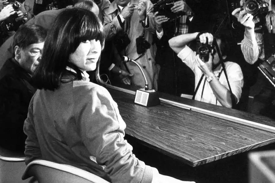 মেয়ের ‘খুনিকে’ খুন করার পর ওই আদালতেই শুনানির মুখোমুখি হয়েছিলেন আনার মা। শুনানির সময় নিজের বয়ানে মারিয়ান দাবি করেন, স্বপ্নে দেখেছেন, ক্লাউসকে তিনি খুন করছেন এবং সে সময় আদালতে দাঁড়িয়ে আনা।