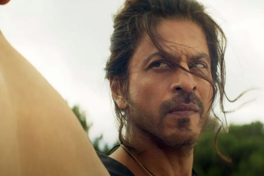 এর আগেও একাধিক ছবিতে প্রথম দিনেই চমকে দিয়েছেন কিং খান। ছবিটি হয়তো ‘সুপারহিট’ তকমা পায়নি। তবে অনুরাগীরা কেবল তাঁর ক্যারিশ্মা দেখতেই দলে দলে হল ভরিয়েছেন প্রথম দিনেই।