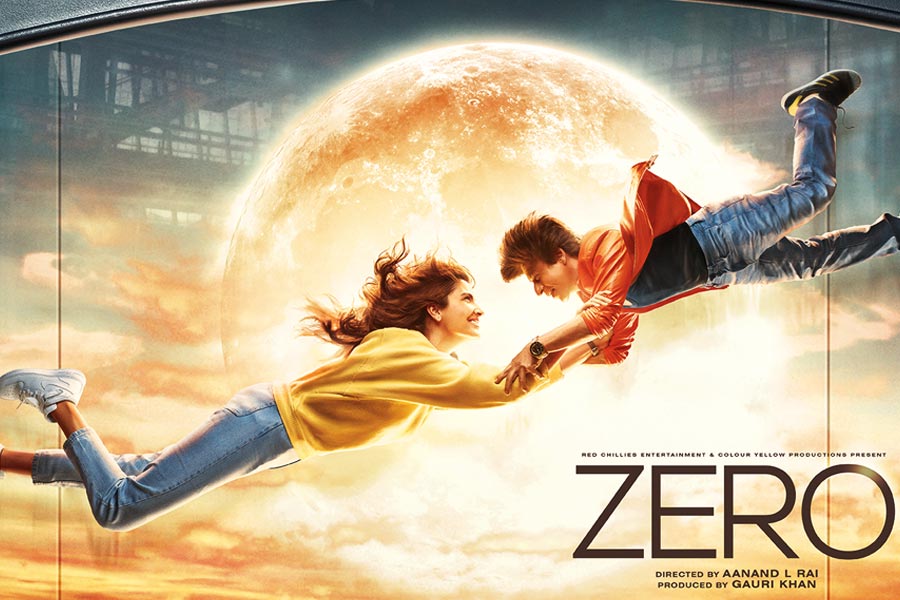 শাহরুখের শেষ ছবি মুক্তি পেয়েছিল ২০১৮ সালের ২১ ডিসেম্বর। বাণিজ্যিক ভাবে ‘জ়িরো’ তেমন সফল হয়নি। তবে ছবিটির প্রথম দিনের আয় ছিল চোখে পড়ার মতো। 