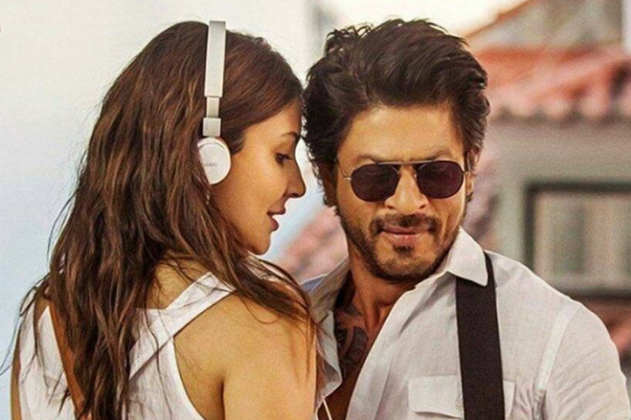 ২০১৭ সালে মুক্তি পায় শাহরুখ, অনুষ্কা অভিনীত ‘জব হ্যারি মেট সেজল’। শাহরুখের ক্যারিশ্মা এই ছবির ক্ষেত্রেও ২০০ কোটির গণ্ডি পার করাতে পারেনি।