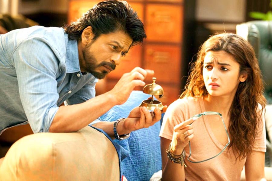 ২০১৬ সালে মুক্তি পায় শাহরুখের অন্যতম চর্চিত ছবি ‘ডিয়ার জ়িন্দেগি’। আলিয়া ভট্টের সঙ্গে তথাকথিত ভিন্ন ধারার এই ছবিতে কাজ করেছিলেন কিং খান। ছবিটির ব্যবসায়িক সাফল্য অন্য অনেক ছবির থেকে অনেক কম।