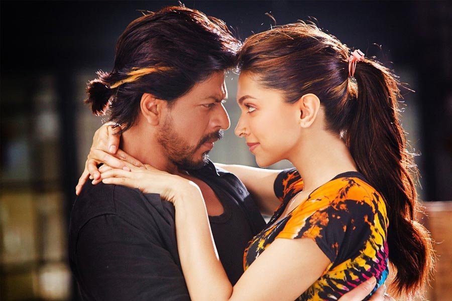 গত কয়েক বছরে ২০০ কোটির ক্লাবে ঢুকতে পারেননি শাহরুখ। বলিউডে তাঁর ক্যারিশ্মা কি ফিকে হচ্ছে ধীরে ধীরে? উঠে গিয়েছে সেই প্রশ্নও। শেষ বার ২০১৩ সালের ‘চেন্নাই এক্সপ্রেস’ ২০০ কোটির বেশি ব্যবসা করেছিল। ‘পাঠান’ সেই নজির ভাঙতে পারবে কি না, তা নিয়ে জল্পনা শুরু হয়েছে।