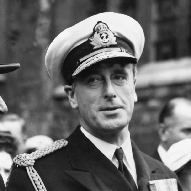 তাঁর আসল নাম লুইস ফ্রান্সিস অ্যালবার্ট ভিক্টর নিকোলাস মাউন্টব্যাটেন। ভারতকে দ্বিখণ্ডিত করে ভারতের শেষ ভাইসরয় লর্ড মাউন্টব্যাটেন চেয়েছিলেন শান্তিপূর্ণ ভাবে ক্ষমতা হস্তান্তর। কিন্তু স্বাধীনতার আড়ালে দেশ বিভাজন তাঁর সেই স্বপ্নকে বাস্তবায়িত হতে দেয়নি। সেই সময় সাম্প্রদায়িক দাঙ্গায় মারা গিয়েছিলেন কয়েক হাজার মানুষ। দাঙ্গার জন্য তাঁকেই দায়ী করেন ভারতীয় ইতিহাসবিদদের একাংশ। হাজারো ক্ষোভ সত্ত্বেও ভারতে তাঁকে কোনও শারীরিক আক্রমণের মুখে পড়তে হয়নি। কিন্তু ৭৯ বছর বয়সে আততায়ীদের আক্রমণেই শেষ পর্যন্ত প্রাণ হারাতে হয়েছিল এই ইংরেজ প্রশাসককে। অন্য এক ভূমির স্বাধীনতাকামী মানুষের হাতে।