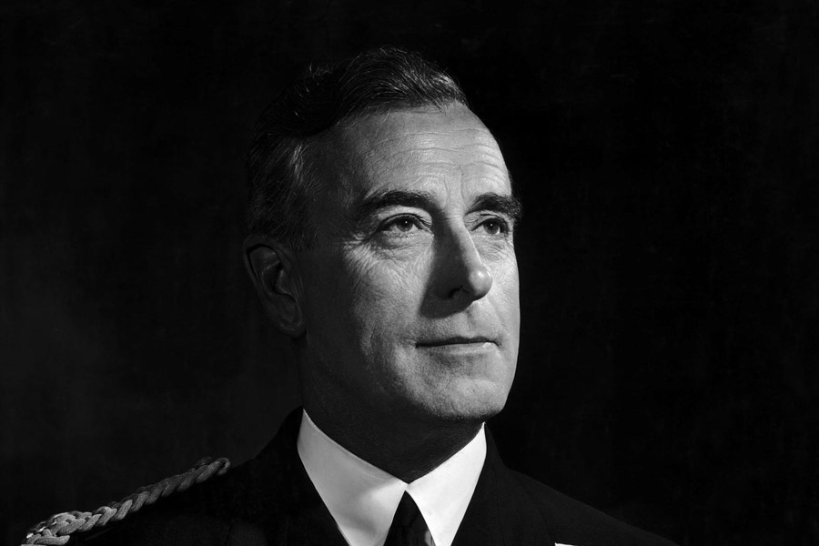 সম্পর্কের সুবাদে লর্ড মাউন্টব্যাটেন ছিলেন সম্প্রতি প্রয়াত রানি দ্বিতীয় এলিজাবেথের তুতো ভাই। ছোটবেলা থেকেই সেনাবাহিনীর কর্মপদ্ধতির প্রতি আকৃষ্ট ছিলেন তিনি। যৌবনে যোগ দেন ব্রিটিশ সেনাবাহিনীতে। ব্রিটিশ নৌবাহিনীর প্রধান পদেও উন্নীত হয়েছিলেন তিনি।  