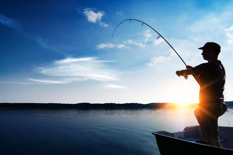 এ ছাড়াও আইরিশ পুলিশের গোয়েন্দা কেভিন হেনরি নিজের গাড়িতে বসেই দেখছিলেন লর্ডের বোটের গতিবিধি। কেভিন পোলিশ নামে আরও এক পুলিশ আধিকারিক দূরবিন দিয়ে বোটের উপর নজর রাখছিলেন। কিন্তু আচমকাই ঘটে বিস্ফোরণ। কাছে থাকা পর্যটকদের একটি বোট সেখানে গিয়ে উদ্ধারের কাজে হাত লাগায়। বিস্ফোরণের পর মাউন্টব্যাটেনের দেহ চেনা যাচ্ছিল না। নদীর জলে ছিন্নভিন্ন অবস্থায় পড়েছিল একটি নিথর দেহ। পরনে আটকে থাকা নীল রঙের জার্সি দেখে তাঁর মৃতদেহ শনাক্ত করা হয়।  