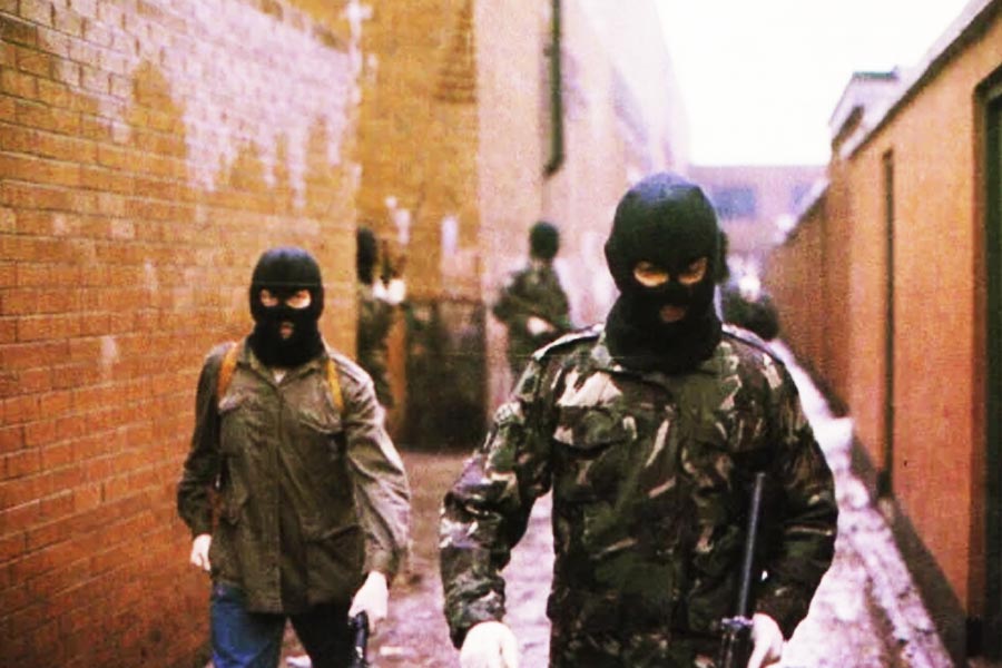 আয়ারল্যান্ডকে এক করতে করে চেয়ে আইরিশ রিপালিকান আর্মি (আইআরএ) তাদের আন্দোলন শুরু করে। পরে সেই আন্দোলনই জঙ্গি চেহারা নেয়। তারা ইংল্যান্ডে কয়েকটি হামলার ঘটনাও ঘটিয়েছিল।