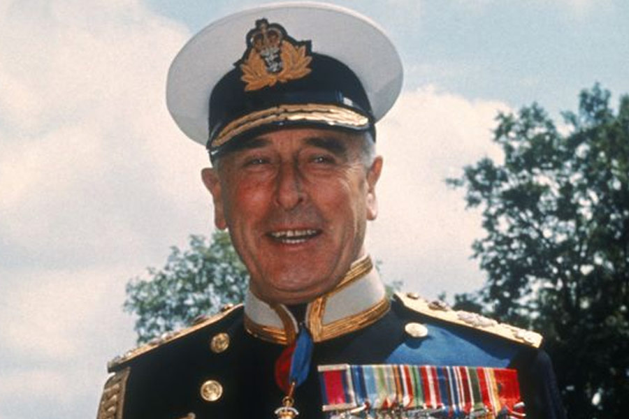 দুই  আয়ারল্যান্ডকে এক করে স্বাধীনতা লাভের দাবিতে আইরিশ জঙ্গিরা তাঁর ওপর হামলা চালাতে পারে, এমন সতর্কবার্তা পুলিশ ও প্রশাসনের তরফে মাউন্টব্যাটেনকে দেওয়া হয়েছিল। কিন্তু তাতে বিশেষ আমল দেননি তিনি। সেই সাবধানবাণীই শেষ পর্যন্ত সত্যি হয়।