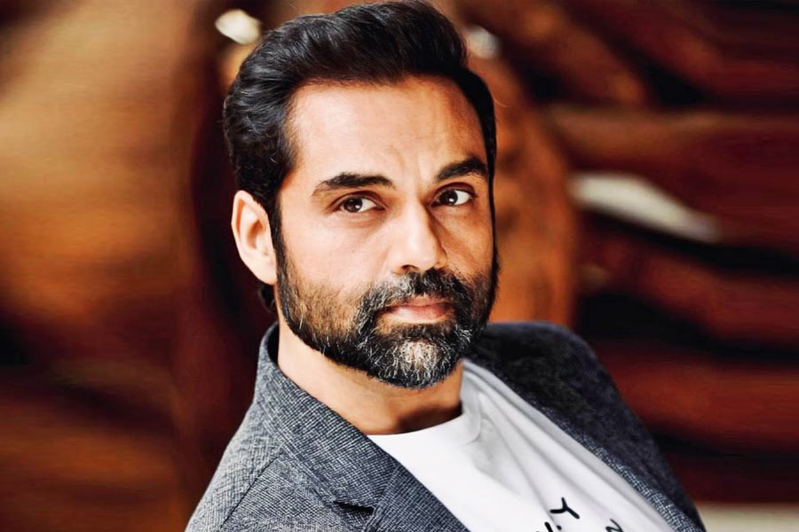 টিনসেল নগরীর ‘দেওল’ পরিবারের সদস্য হয়েও বলিউডে গুটি কতক হিন্দি ছবিতে অভিনয় করেছেন অভয় সিংহ দেওল। অভিনয় গুণের জন্য দর্শকের কাছে প্রশংসা কুড়োলেও বড় পর্দায় খুব কম দেখা যায় অভয়কে। এ হেন অভয় বলিপাড়ার অন্যতম ছবি নির্মাতা অনুরাগ কশ্যপের সঙ্গে বাকবিতণ্ডায় জড়িয়ে পড়েছেন অভিনেতা।