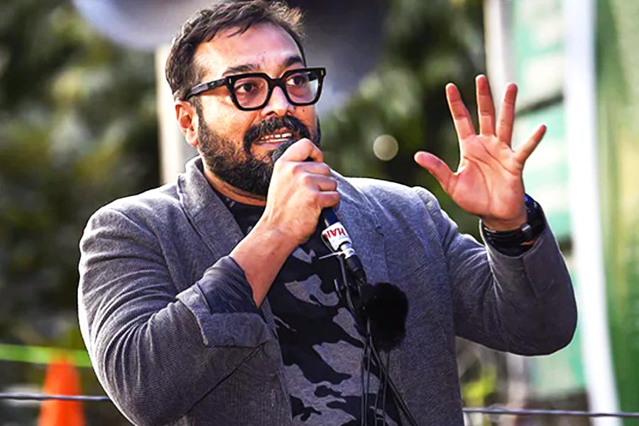 ‘দেব ডি’ মুক্তির ১১ বছর পর হাফিংটন পোস্টকে দেওয়া একটি সাক্ষাৎকারে অনুরাগ বলেন, ‘‘ছবির জন্য আমাদের কাছে বাজেট খুব কম ছিল। কোনও ভাবে সকলে মিলে ওই টাকার মধ্যেই কাজ শেষ করার চেষ্টা করছিলাম।’’