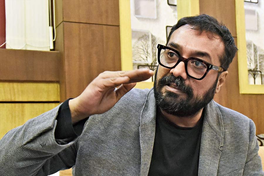 সিনেমার সঙ্গে যুক্তরা সকলে নয়াদিল্লির পাহাড়গঞ্জ এলাকার হোটেলে উঠেছিলেন। কিন্তু অভয় তাঁদের সঙ্গে থাকতে রাজি হননি বলে জানান অনুরাগ।