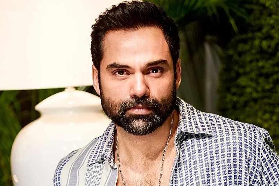 অভয়ের দাবি ছিল, অনুরাগ সকলের সামনে অভয় সম্পর্কে একের পর এক মিথ্যা কথা বলে গিয়েছেন। মিড ডে-কে দেওয়া এক সাক্ষাৎকারে অভয় বলেন, ‘‘অনুরাগ সবার সামনে আমার নামে যা নয় তাই বলেছেন। কিন্তু তার সবটাই মিথ্যা।’’ অনুরাগকে ‘বিষাক্ত মানুষ’ বলেও উল্লেখ করেছেন অভয়।