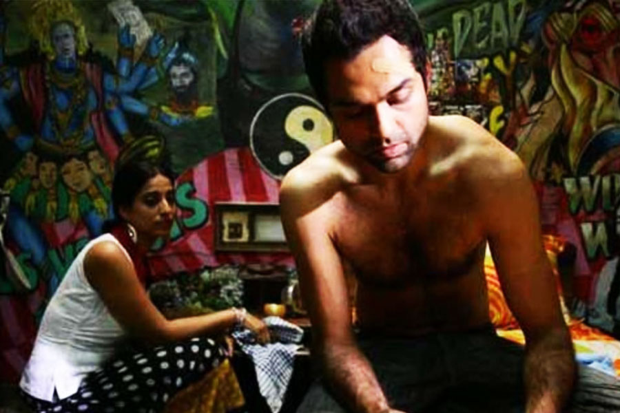 ‘দেব ডি’ ছবি শুটিংয়ের সময় অনুরাগ নিজে থেকেই অভয়ের জন্য আলাদা হোটেলের ব্যবস্থা করে দিয়েছিলেন, এমনটাই দাবি অভয়ের। ‘‘অনুরাগ আমাকে এসে বলেছিলেন যে, তুমি ‘দেওল’। আমাদের সঙ্গে তুমি থাকতে পারবে না। তোমার জন্য হোটেলে থাকার আলাদা ব্যবস্থা করে রেখেছি।’’ কিন্তু সাক্ষাৎকারে সম্পূর্ণ উল্টো কথা জানিয়েছিলেন অনুরাগ।