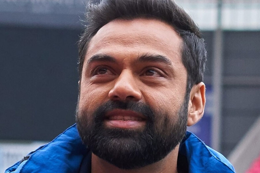 অনুরাগকে ‘বিষাক্ত মানুষ’ বলতেও পিছপা হননি অভয়। শুটিংয়ের সময় এমন কিছু ঘটনা ঘটেছিল যা একদম পেশাগত নয় বলে জানান অভয়। অভয়ের দাবি, তাঁর ভালমানুষির সুযোগ নিয়েছিলেন অনুরাগ।