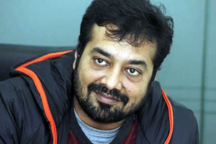 অভয় বলেন, ‘‘অনুরাগ বিষাক্ত মানুষ। এই ধরনের মানুষদের নিয়ে অত ভাবার সময় নেই আমার। আমি যত পারি, এমন লোকজনকে এড়িয়ে চলার চেষ্টা করি।’’