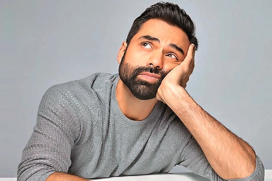 অভয়ের মন্তব্য, ‘‘জীবন অনেক ছোট। অনেক কিছু করার রয়েছে এ জীবনে। অনুরাগ সত্যিই এক জন মিথ্যাবাদী এবং বিষাক্ত মানুষ। আমি সকলকে আগে থেকে ওঁর ব্যাপারে সাবধান করে রাখছি।’’