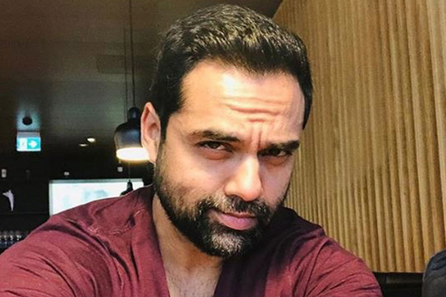 কিন্তু অভয় সম্পর্কে অনুরাগ হাজার মিথ্যা কথা বললেও অভয়ের কিছু যায় আসে না, তা নিজের মুখে স্বীকার করেছেন অভয়। তাঁর কথায়, ‘‘আমি অতীতে ফিরে দেখি না। ১২ বছর কেটে গিয়েছে। আমি এই বিষয় নিয়ে চিন্তা করি না। পরোয়া করি না কিছু।’’