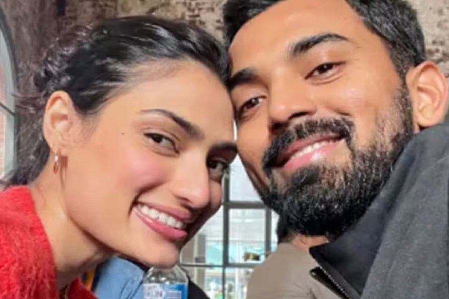 প্রথম বার দেখা হওয়ার পর আপাত ‘বন্ধুত্ব’ গড়ে উঠেছিল রাহুল-আথিয়ার মধ্যে। তাঁরা দু’জনেই দু’জনকে পছন্দ করেছিলেন। ফলে যোগাযোগ গাঢ় হয়।