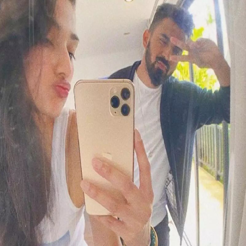 একে অপরের সঙ্গে ঘন ঘন দেখা করতে শুরু করেন রাহুল-আথিয়া। নিজের নিজের কাজের ক্ষেত্রে দু’জনেই ব্যস্ত। তবে তার মাঝেও সময় বার করে নিতে ভুল করেননি কেউ।